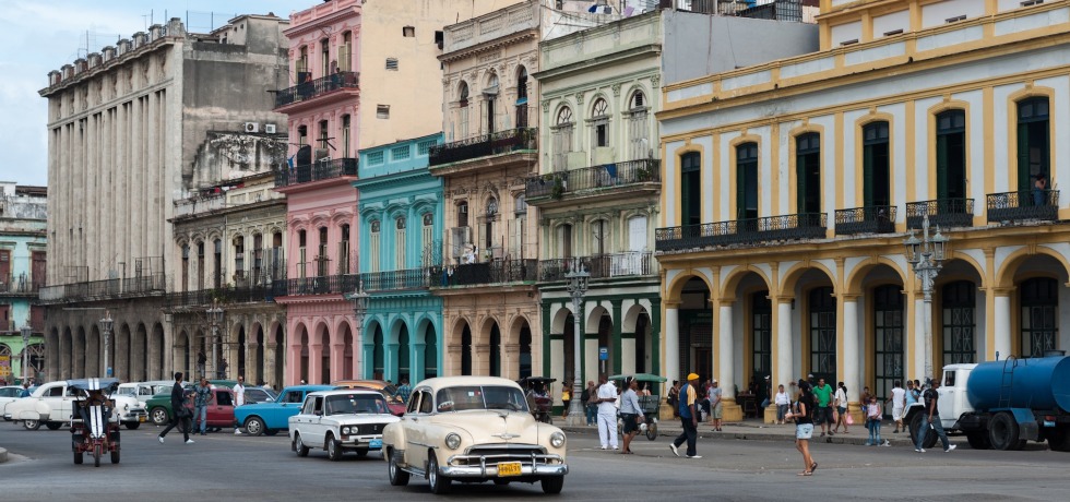 Carro antigo no centro de Havana